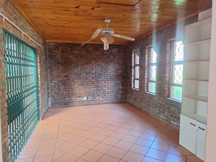 To Let 4 Bedroom Property for Rent in Strelitzia Park Eastern Cape